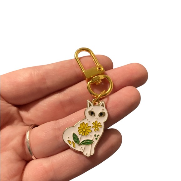 Cute Cat Keychain with Flowers - Picture 2 of 3